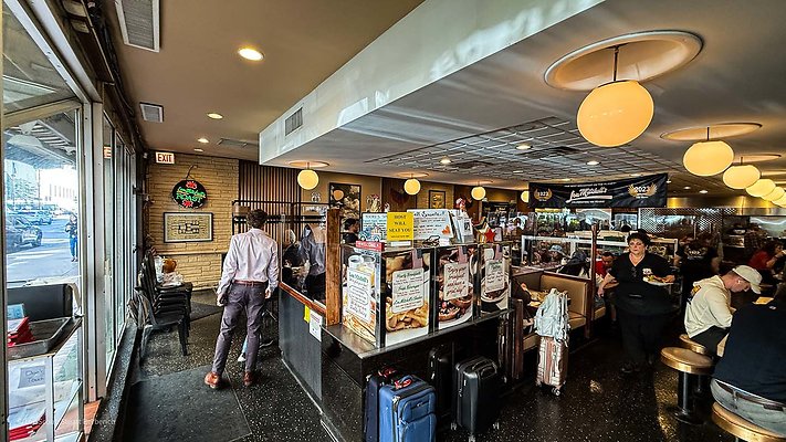 Lou Mitchell&apos;s 2 - www.scout911.com