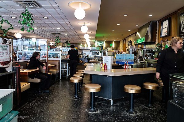 Lou Mitchell&apos;s 31 - www.scout911.com