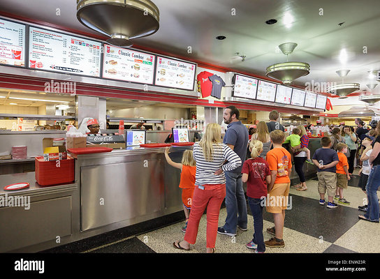 big-lunch-lines-at-the-varsity-venerable-hamburger-spot-atlanta-georgia-ENW23R