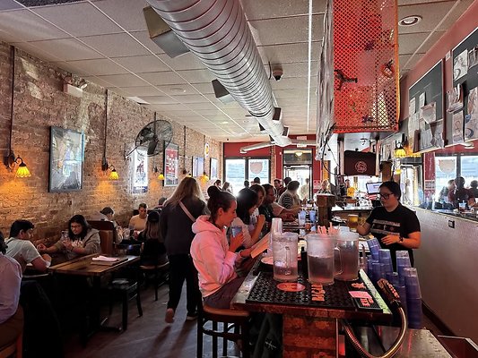 Pequod&apos;s Pizza 2