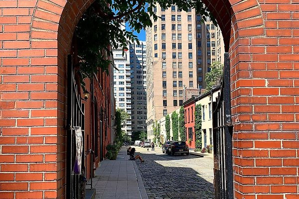WASHINGTON MEWS ALLEY GREENWICH VILLAGE � MANHATTAN