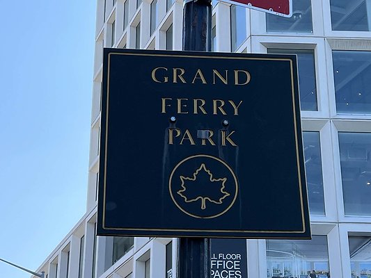 GRAND FERRY PARK � WILLIAMSBURG