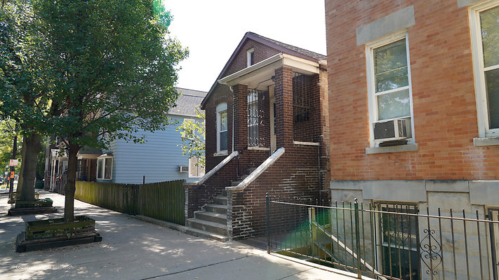 pilsen neighborhood residential and graffiti